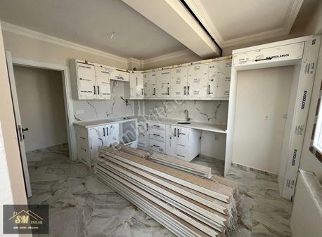 "sm Gayrimenkul'den Satılık 2+1 Köşe Geniş Arakat Daire''