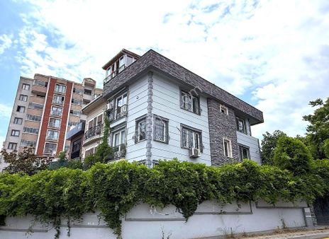 Koşuyolu’nda Kurumsal Firmalara, İskanlı Bahçeli Ticari Bina Fırsatı!