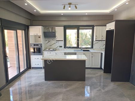 Akçay Songül Emlak Tan Gürede Satılık 5+1 220m2 Havuzlu Müstakil Villa