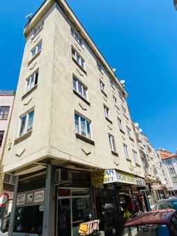 Vitrinden Camivasatta Eşyaları İle Birlikte Satılık Arakat 2+1