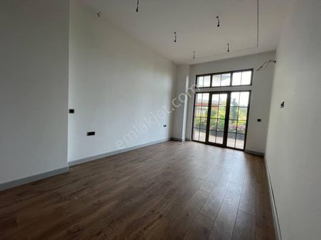 Kayı Trabzon'da 3+1 Denize Sıfır Satılık Bahçe Katı Daire