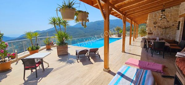 Alanya Üzümlü Mah. 990 M² Arsa İçinde Deniz Baraj Manzaralı Müstakil Havuzlu 3+1 Satılık Lüks Villa