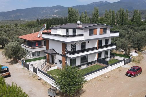 Irmaksudan Zeytinli De Doğa Manzaralı Şık Tasarım 6+1 Villa
