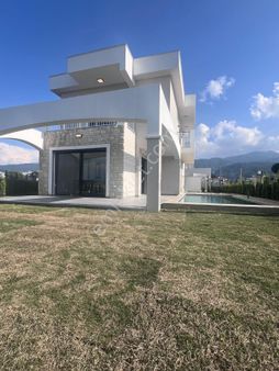 Davutlar’da Denize Yakın, Özel Havuzlu, Köşe Konumlu Lüks Villa!”