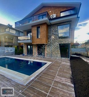 Fethiye Üzümlü De Geniş Kullanım Alanlı Kiralık Lüks Villa