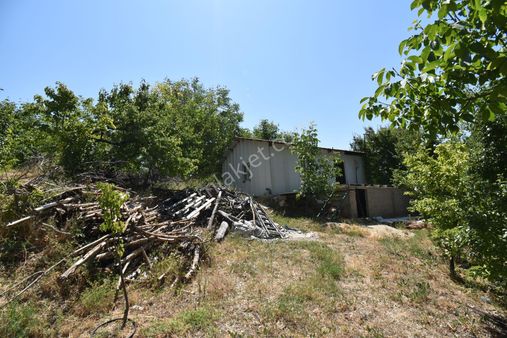 Tırtar Da İçerisinde Prefabrik Ev Bulunan Satılık Arsa