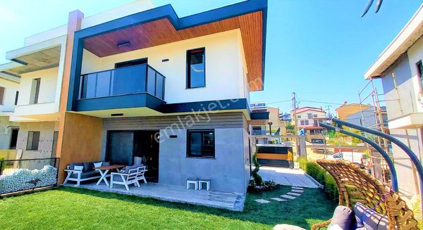 Kuşadası Avm Bölgesinde Oturuma Hazır 3+1 Lüx Villalar