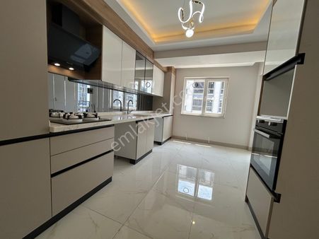 Menderes Mahallesin'de Ara Kat Full+full Yapılı Daire