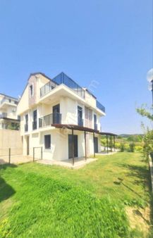 Kuşadası'nda Kendine Ait Bahçeli Ortak Havuzlu Sitede Sıfır 4+1 Villa