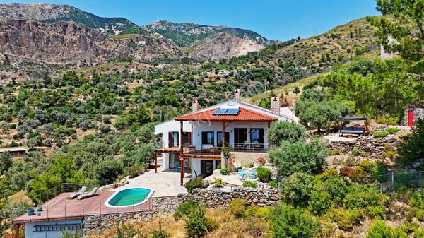 Datça Mesudiye'de Satılık 3+1 Panoramik Deniz Manzaralı Villa