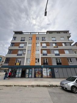 İnal Emlaktan Emek Mahallesi’nde Cadde Üzeri Göl Manzaralı Satılık 4+1 165 M2 Lüks Daire