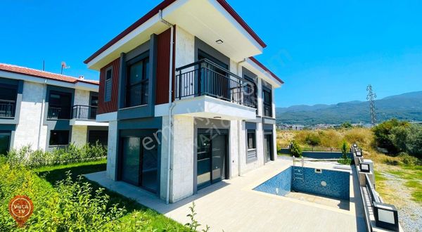 Kuşadası Davutlarda Satılık 4+1 Müstakil Deniz Manzaralı Villa
