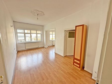 Cebeci Şehitlik Yakınında Ara Katta Bakımlı 2+1 Satılık Daire