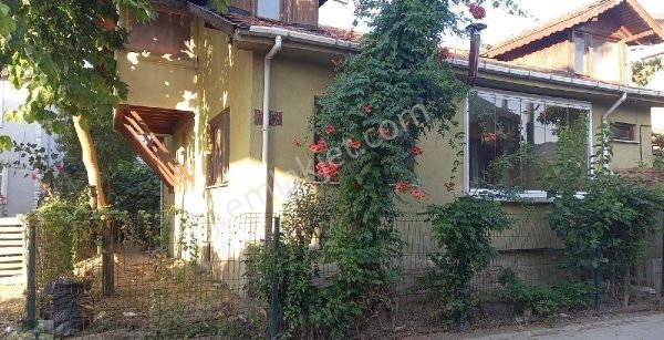 Müstakil 195 M2 Arsa İçinde 4+1 165 M2 Olan Dublex Ev Satılık...