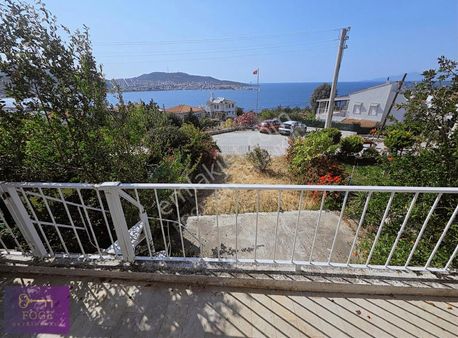 Yenifoça'da Deniz Ve Marina Manzaralı 3+1 Bahçeli Satılık Villa