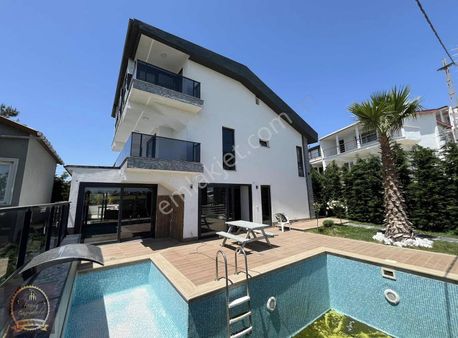 Silivri Merkez'de Deniz Manzaralı,havuzlu,lüks Villa