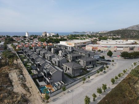 Kuşadası Avm Yanı Başında Denize Yürüme Mesafesinde Satılık Villa
