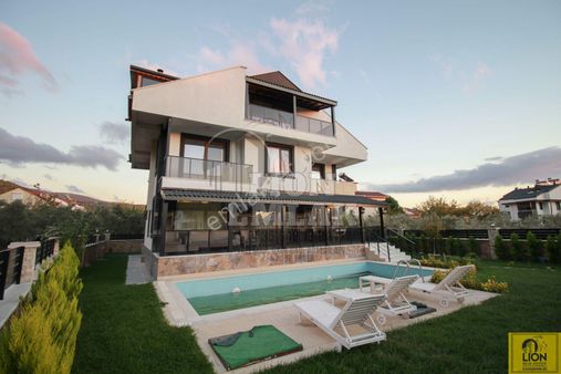 Erdek Ocaklar Mahallesi Müstakil Havuzlu Masrafsız 6+1 365m² Şahane Villa