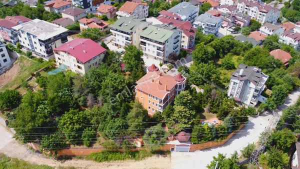 Başiskele Barbaros Mahallesinde Köşk - 1807 M² Arsa İçinde