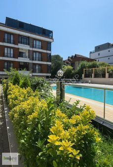 Beylikdüzün De Kısa Katlı Havuzlu Site İçerisinde Satılık Daire