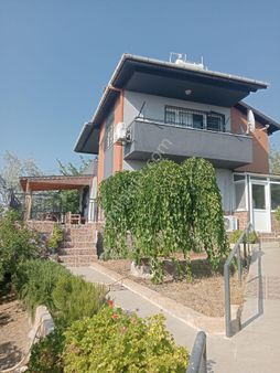 Yatırımlık İmarlı Arsa Üzerinde Müstakil Geniş Bahçeli Villa