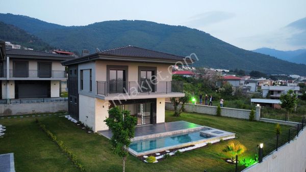 Kuşadası Güzelçamlıözel Havuzlu 4+1 Villa 400 Metre Bahçe