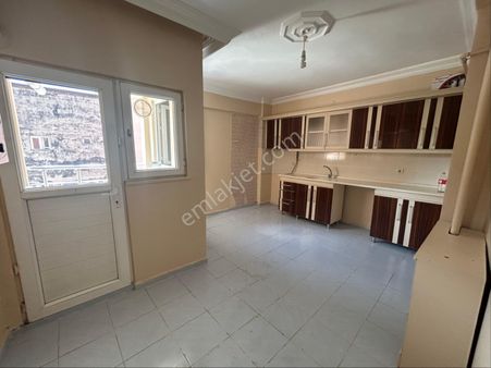 Ofise Uygun 3+1 Merkezi Lokasyon Yeni Boyalı Arka Cepheli