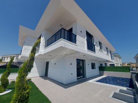 Bulvara Yakın Müstakil Havuzlu Ve Bahçeli Satılık Lüks Villalar