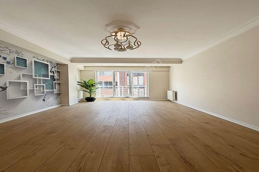 Cadde Üzerinde Mükemmel Konum Şık Dekorlu 2+1 Satılık Arakat