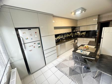 Demet Parkı Yakını Ful Yapılı Kapalı Garajlı Ara Katta Geniş 3+1