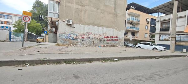 Buca Göksu Mah. 132 M2. İnşaat Kitleli 3 Cepheli Merkezi Konumda Satılık Arsa