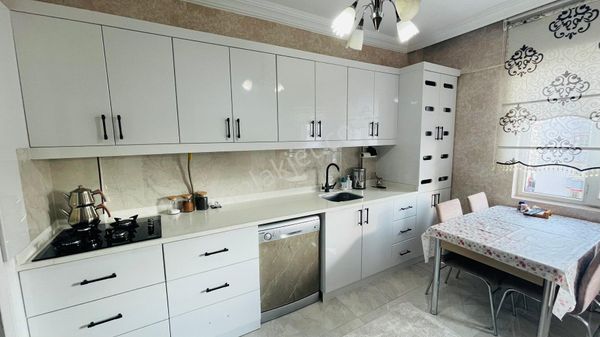 Karataş Mahallesinde Park Manzaralı, Sıfırlanmış 3+1 Satılık Daire