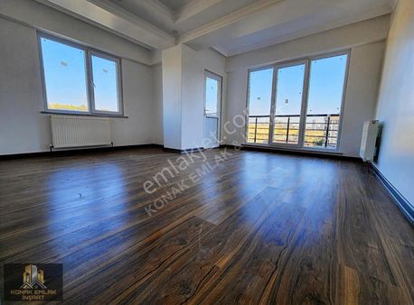 Satılık 2+1 Ön Cephe 2 Ci Kat Üç Balkonlu Daire