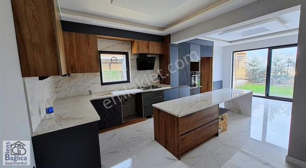 Bağlıca'da Site İçerisinde Geniş 5+1 Villa