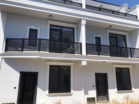 Karasuda Site İçerisinde Bahçeli Villa Mutfak Ayrı Geniş Teraslı Sıfır 4+1