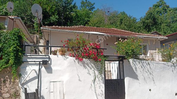 Satılık İstanbul Beykoz' Ortaçeşmede Bahçeli Müstakil Ev