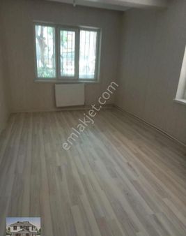 Genç Emlaktan Aydınlıkevlerin Ebn Nezih Sokağında Full Yenilenmiş Satlık 2+1 Daire