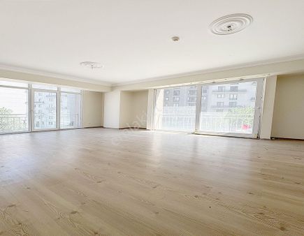 Metrobüse Yakın Full Konsept Site İçersinde Genış M2 Satılık 3+1