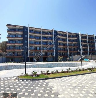 Kuşadası'nda Merkezi Konumda Havuzlu Sitede Sıfır 2+1 Daire