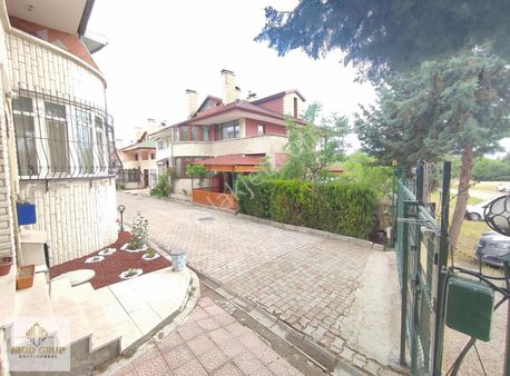 Yeşillikler İçinde Köşe Büyük Mustakil Bahçeli Villa 5+1