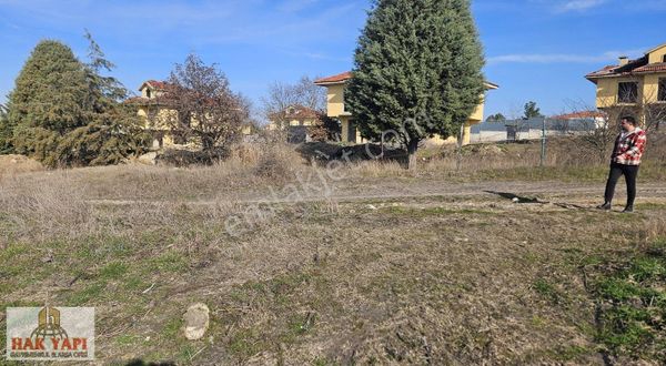 Satılık Etrafı Telle Çevrili Göl Manzaralı Arsa