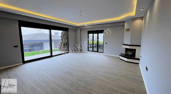 Değirmendere'de Site İçerisinde Lüks Villa...