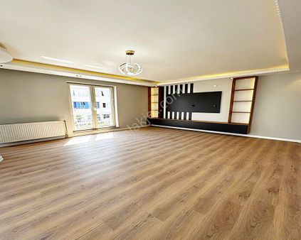 Mehterçeşme Metrobüsün Dibi 2+1 Geniş 120m2 Temiz Satılık Daire