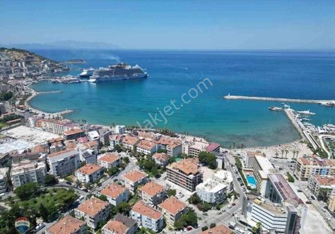 Kuşadası Marina Bölgesinde Nezih Semtte 3+1 Daire