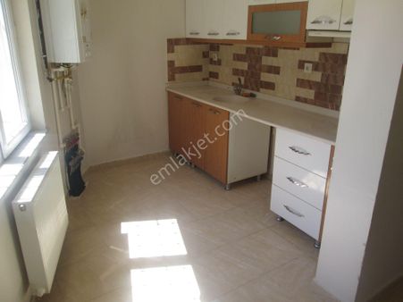 Krc'den Karaağaç Mahallesinde Merkezi Konumda Kiralık 3+1 Daire