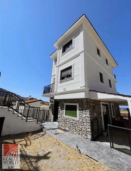 Yenifoçada Sıfır, Deniz Ve Doğa Manzaralı Müstakil Lüks Villa
