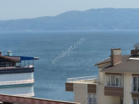 Ay Emlak'tan Armutlu Modern Sitesi İçinde 70 M2 1+1 Kombili Eşyalı Daire