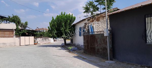 Torbalı Aslanlar Köyünde Merkezde 700 M2 Arsa İçinde Köy Evi