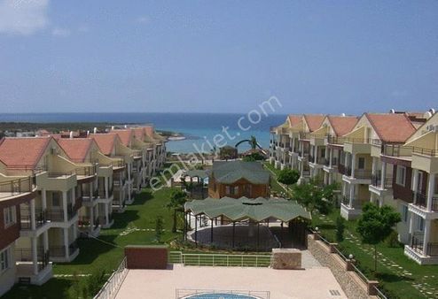 Didim Efeler Mahallesinde Denize Sıfır Konumda Havuz Ve Deniz Manzaralı Villa