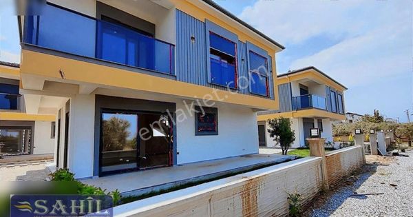 Kuşadası Davutlar'da Havuzlu Müstakil Site İçerisinde Yazlik Vil